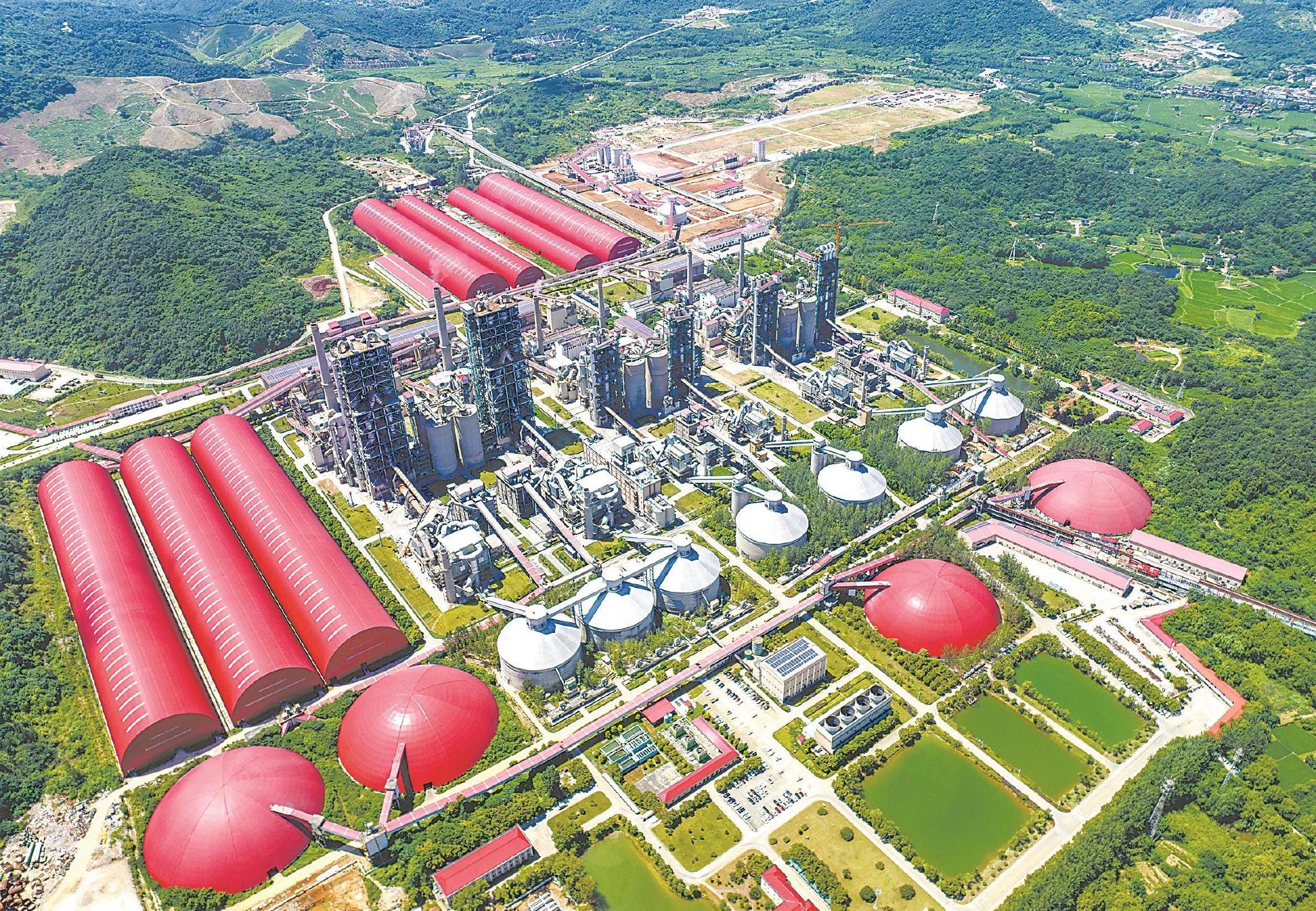 芜湖海螺水泥有限公司超大型水泥熟料生产基地. 本报通讯员 肖本祥 摄