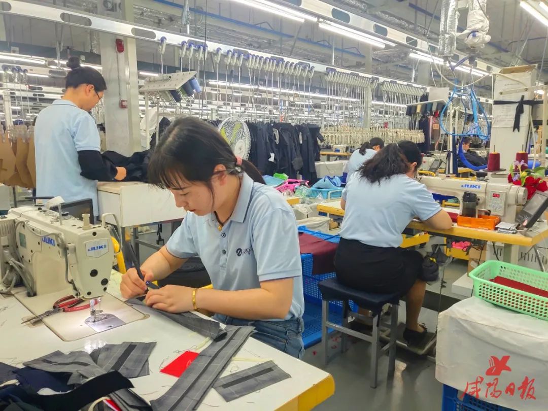 在咸阳高新区的陕西咸阳杜克普服装有限公司生产线上,工人埋头赶制