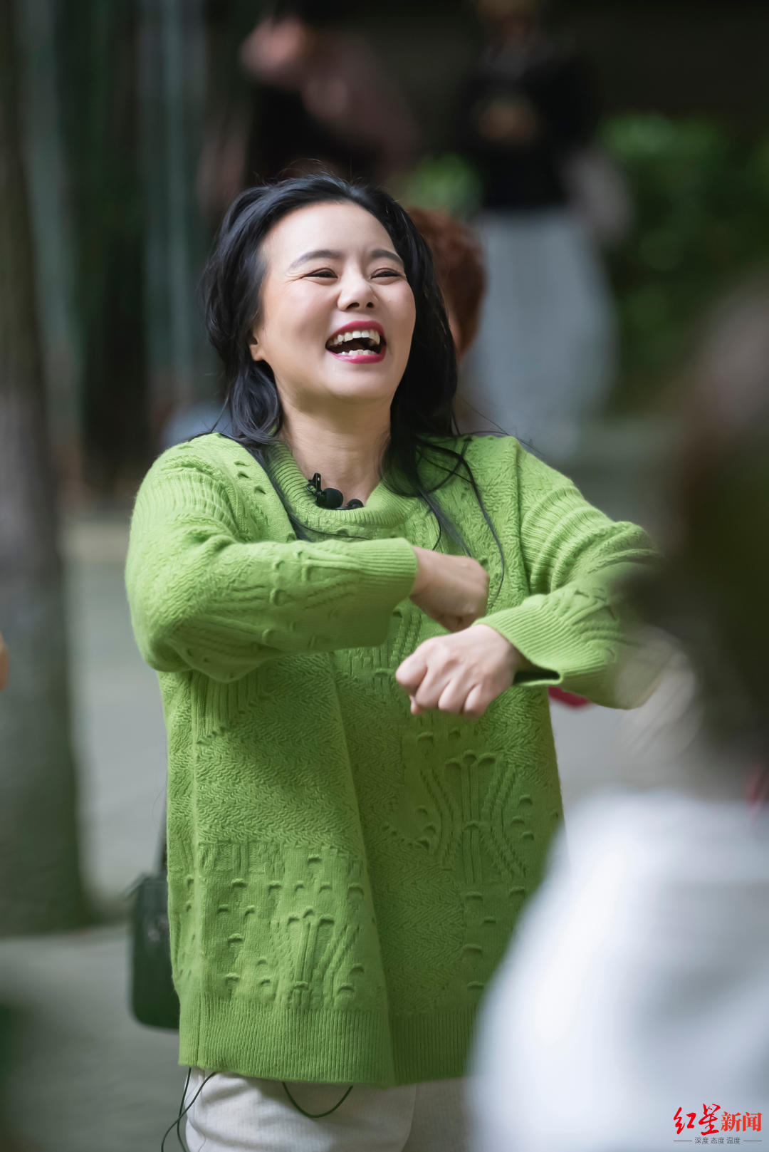 携手"蓉城之秋"放歌成都街头,龚琳娜和她们在公园唱《快乐歌》|龚琳娜