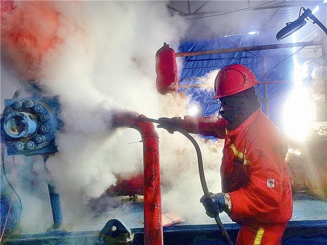 1205钻井队员工正在清理管线