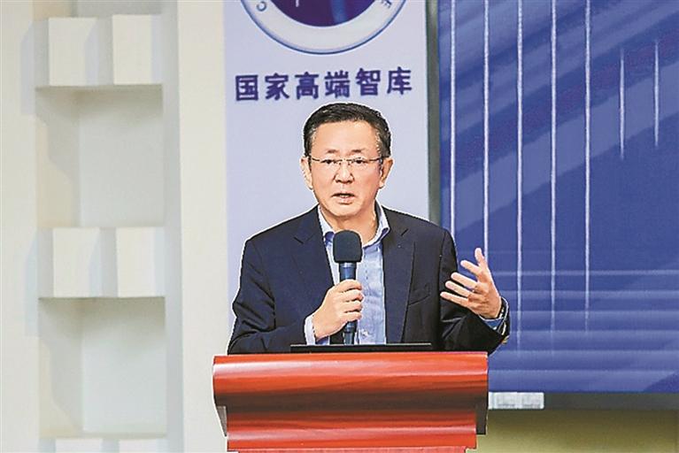 中国（深圳）综合开发研究院院长樊纲在论坛上发言。