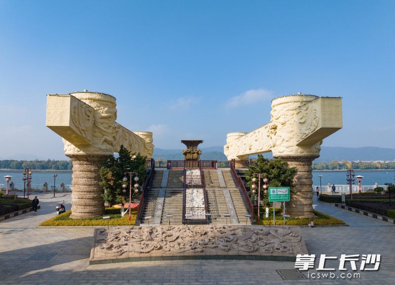 长沙12月5日讯(全媒体记者 邹麟)5日上午,记者在湘江东岸四羊方尊广场