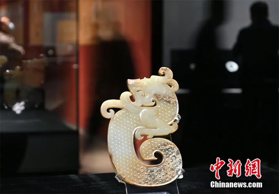 "天工汉玉——徐州汉代玉器精品展"上的s形玉龙佩.