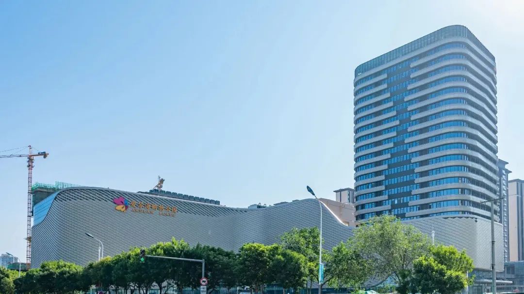 图为爱琴海购物广场实景图.张占祥 摄