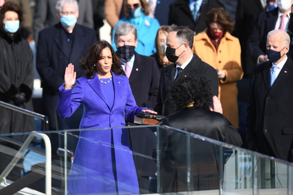 哈里斯(前左)在就职典礼上宣誓就任美国副总统