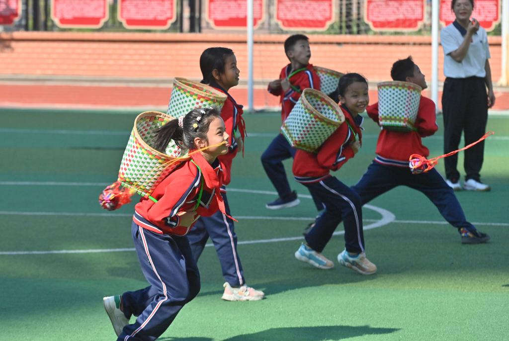 10月16日,在广西梧州市长洲区龙平小学,学生们在体育课上进行抛绣球