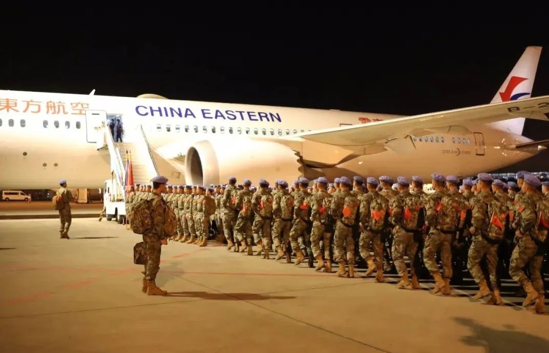 12月5日,在昆明长水机场,第22批赴黎维和多功能工兵分队出征.