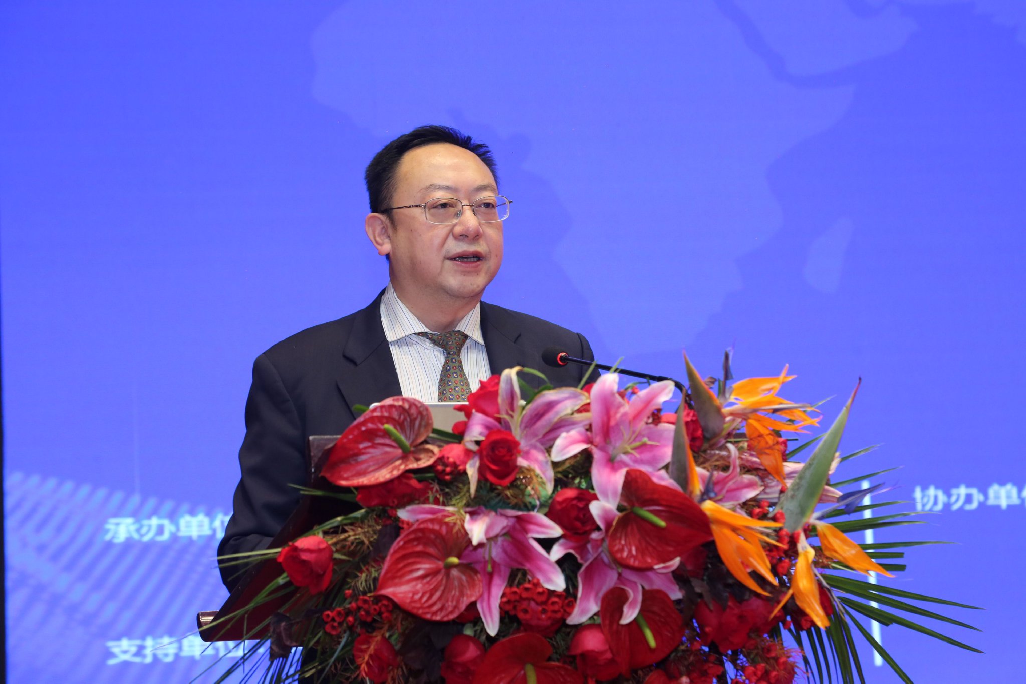 与采购联合会大宗商品交易市场流通分会副会长兼秘书长周旭主持会议