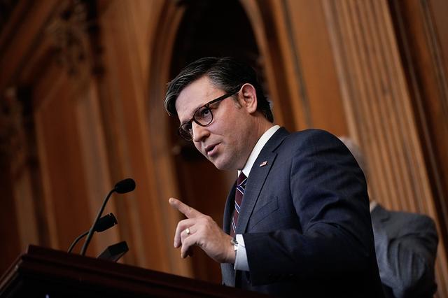 众议长迈克·约翰逊(资料图)在共和党把持的众议院,拜登政府的拨款