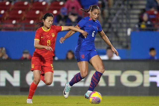 北京时间12月6日,中国女足1:2不敌美国女足.图为沈梦雨(左)带球突破.