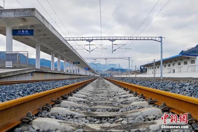 本文转自【中国新闻网】;图为叙毕铁路川滇段以勒车站站线.