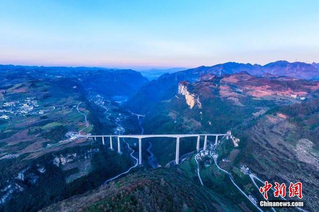 本文转自【中国新闻网】;叙毕铁路川滇段冯家寨特大桥长654.