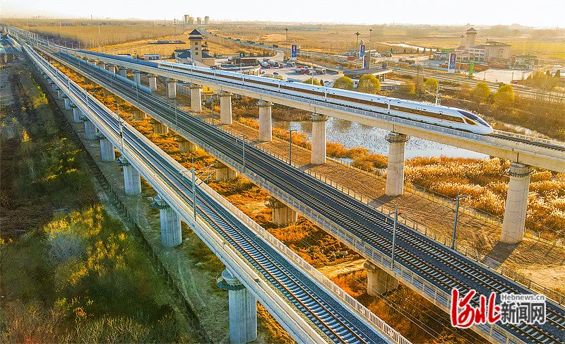 12月1日,一列进行按图行车试验的复兴号动车组列车驶过津兴城际铁路