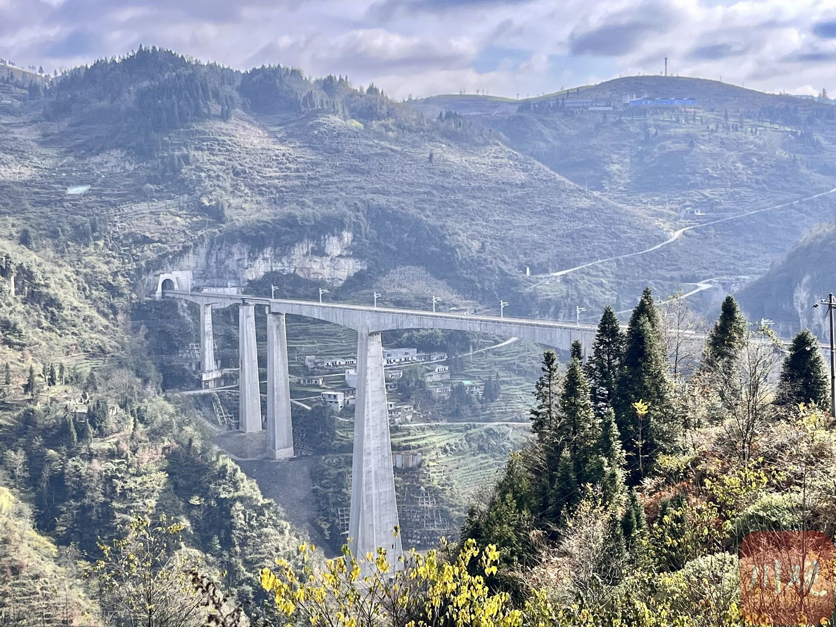 67叙毕铁路实地探访:看西部陆海新通道的险与喜|铁路_新浪财经_新浪
