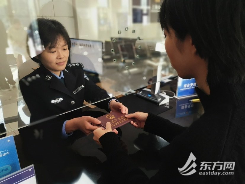 金山公安分局朱泾派出所民警朱静在窗口办理落户手续