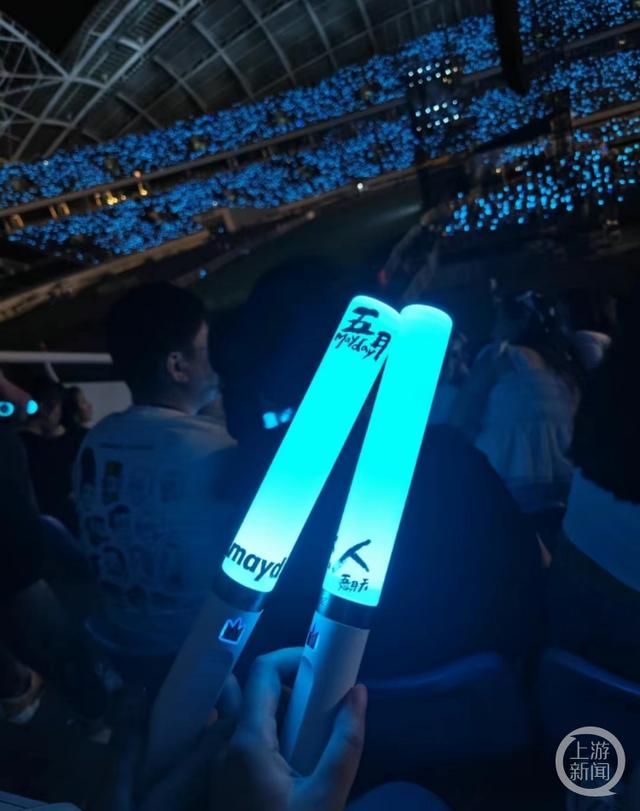 厂家回应演唱会荧光棒卖"140元一根":价格不贵利润不高,韩团荧光棒卖