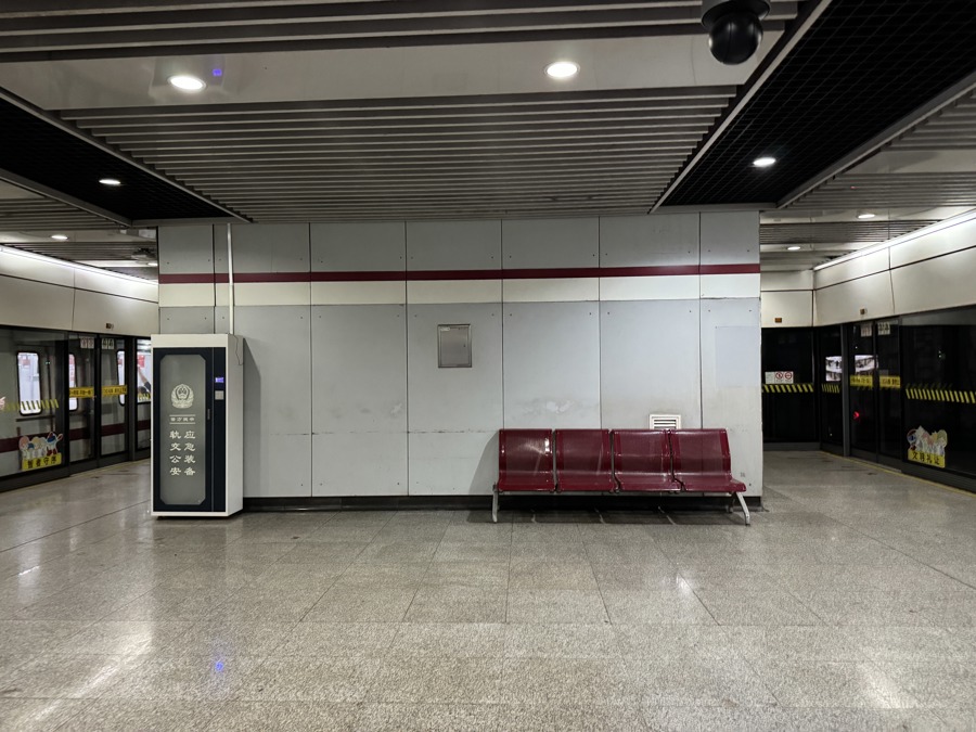 上海地铁站台长160多米却只摆4张椅子?媒体实地调查