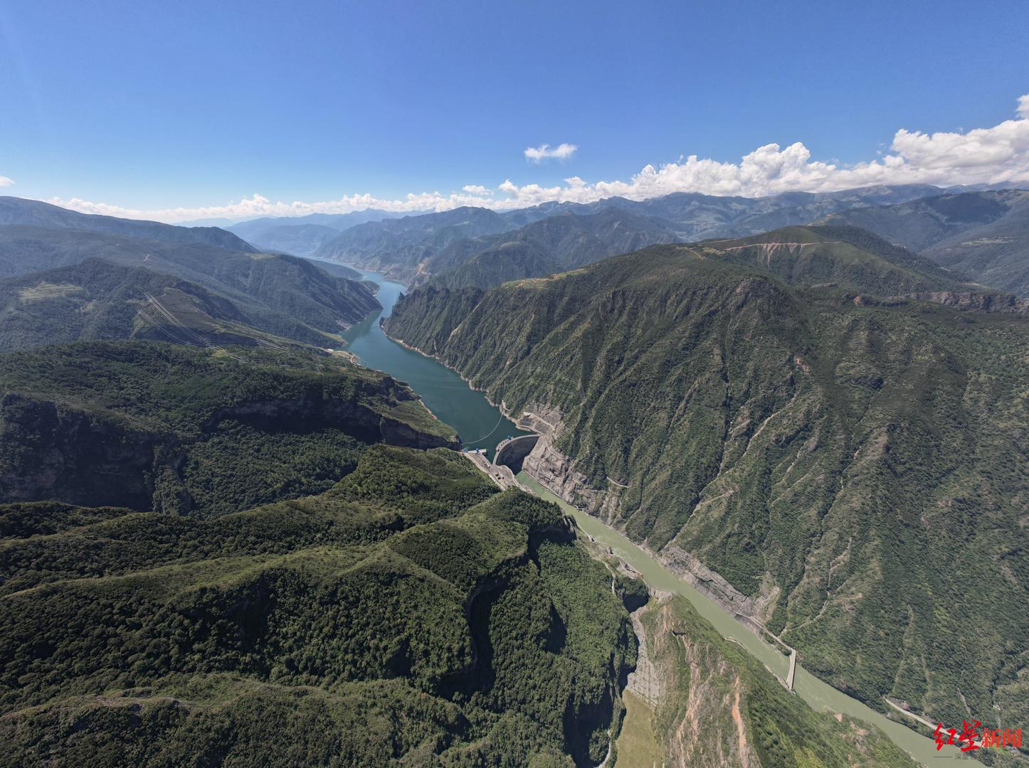 ▲锦屏大设施地处四川凉山州锦屏山隧道中部地下2400米