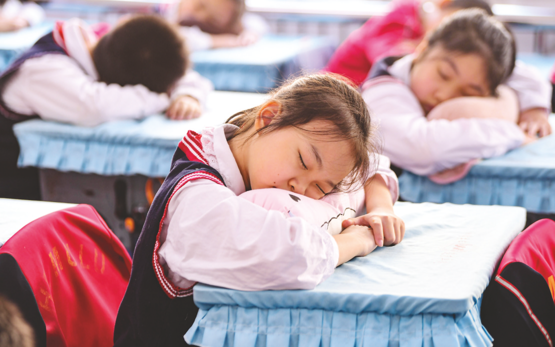&nbsp;&nbsp;&nbsp;&nbsp;72湖北武汉一所小学学生正在趴桌午睡