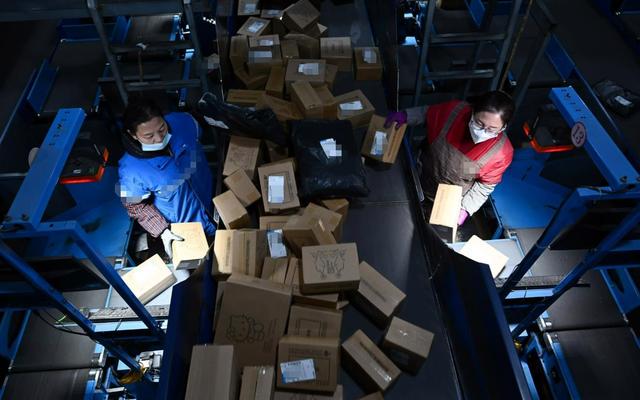 工作人员正在分拣快递.图/新华社