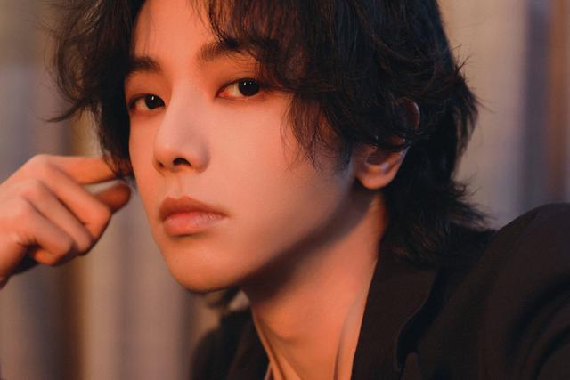 华晨宇说,从20岁到30岁,他始终觉得在跟自己对抗.