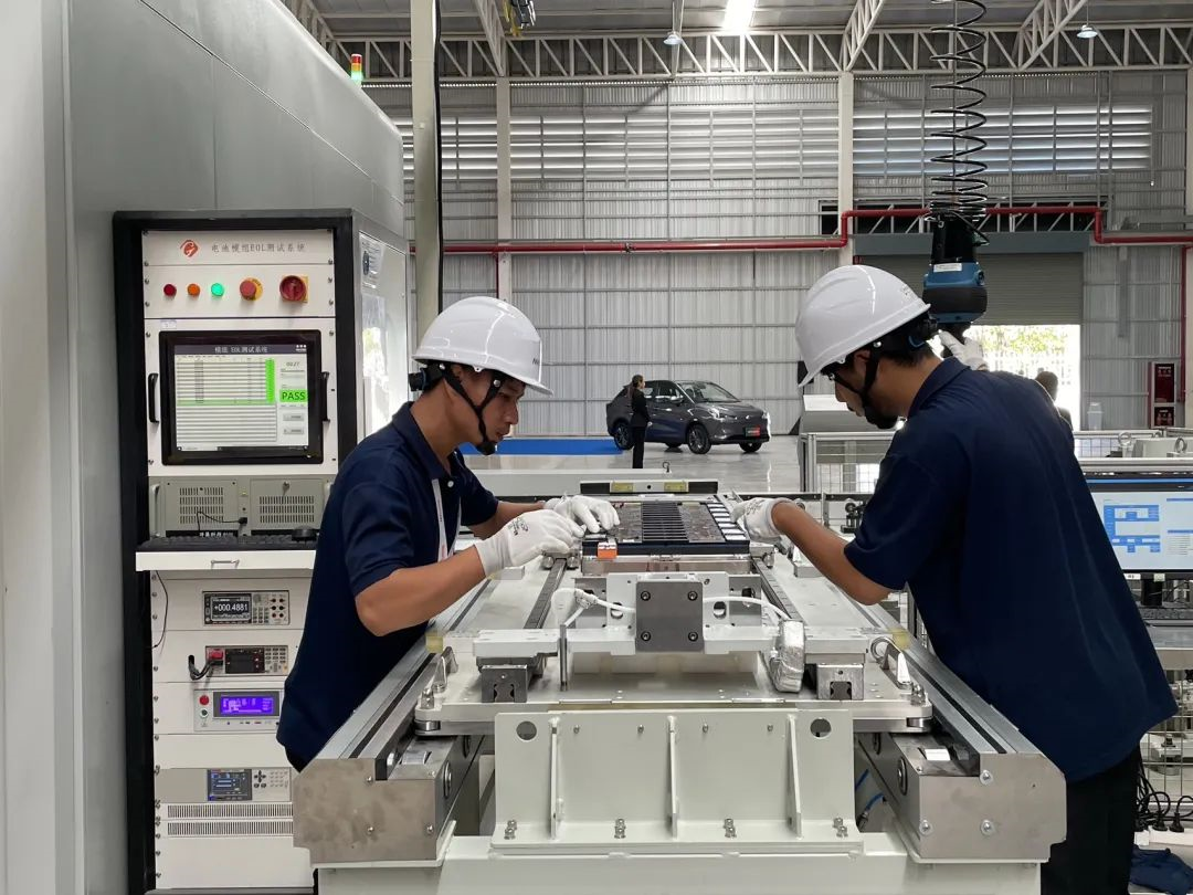 泰国工厂工人正在组装电池包