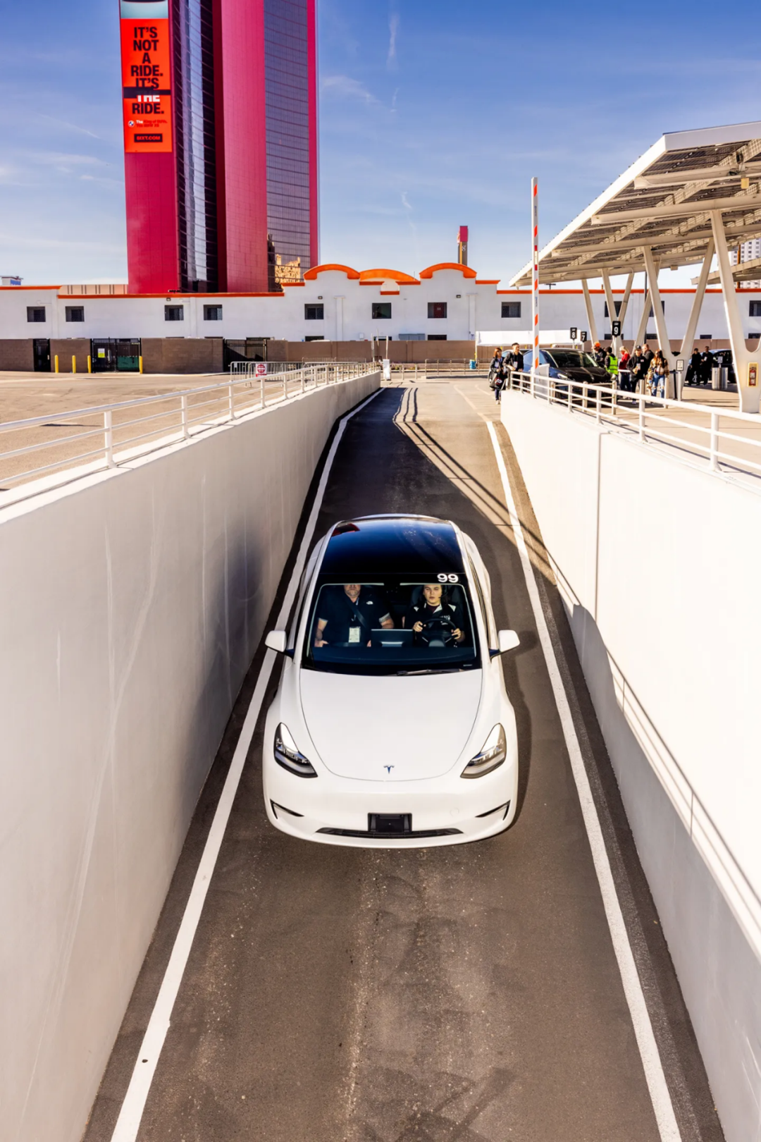 2023年10月31日，在拉斯维加斯改装车展期间，参展者乘特斯拉轿车驶入隧道