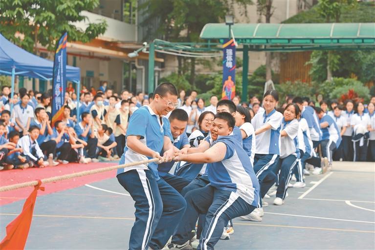在拔河比赛中,学生们全情投入奋力拼搏. 学校供图
