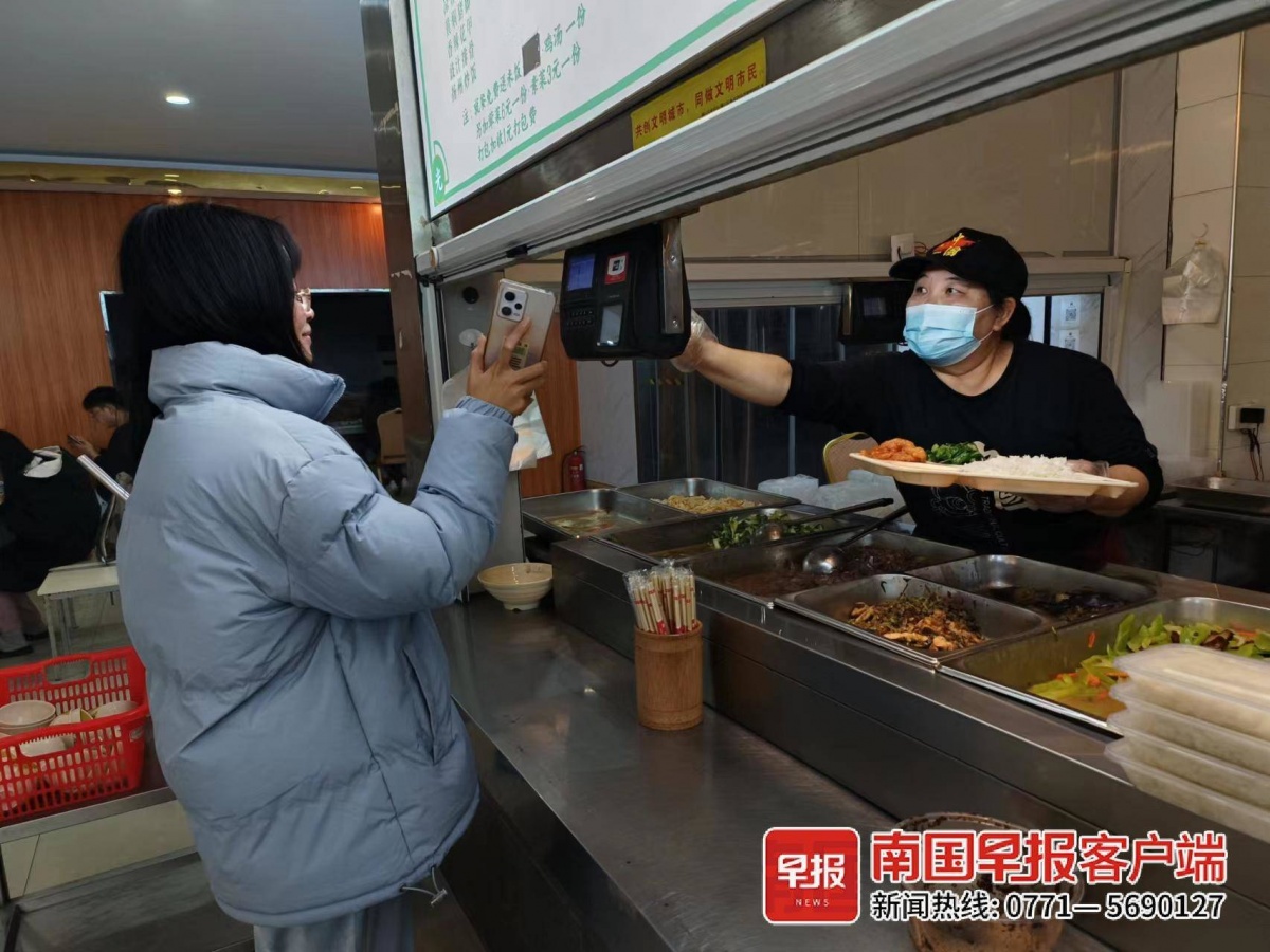 教英语,聊人生……广西一高校食堂阿姨走红网络