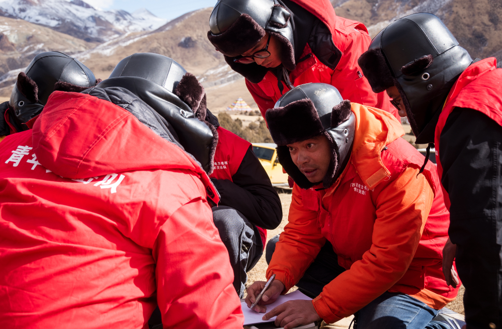 索县荣布至丁青县巴达35千伏线路工程负责人黄小洪在现场开展线路弧