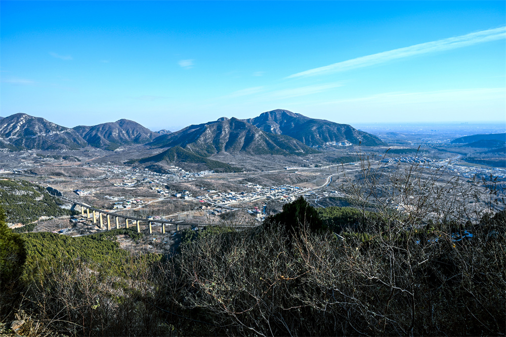 10,房山石经山远眺 袁学进摄