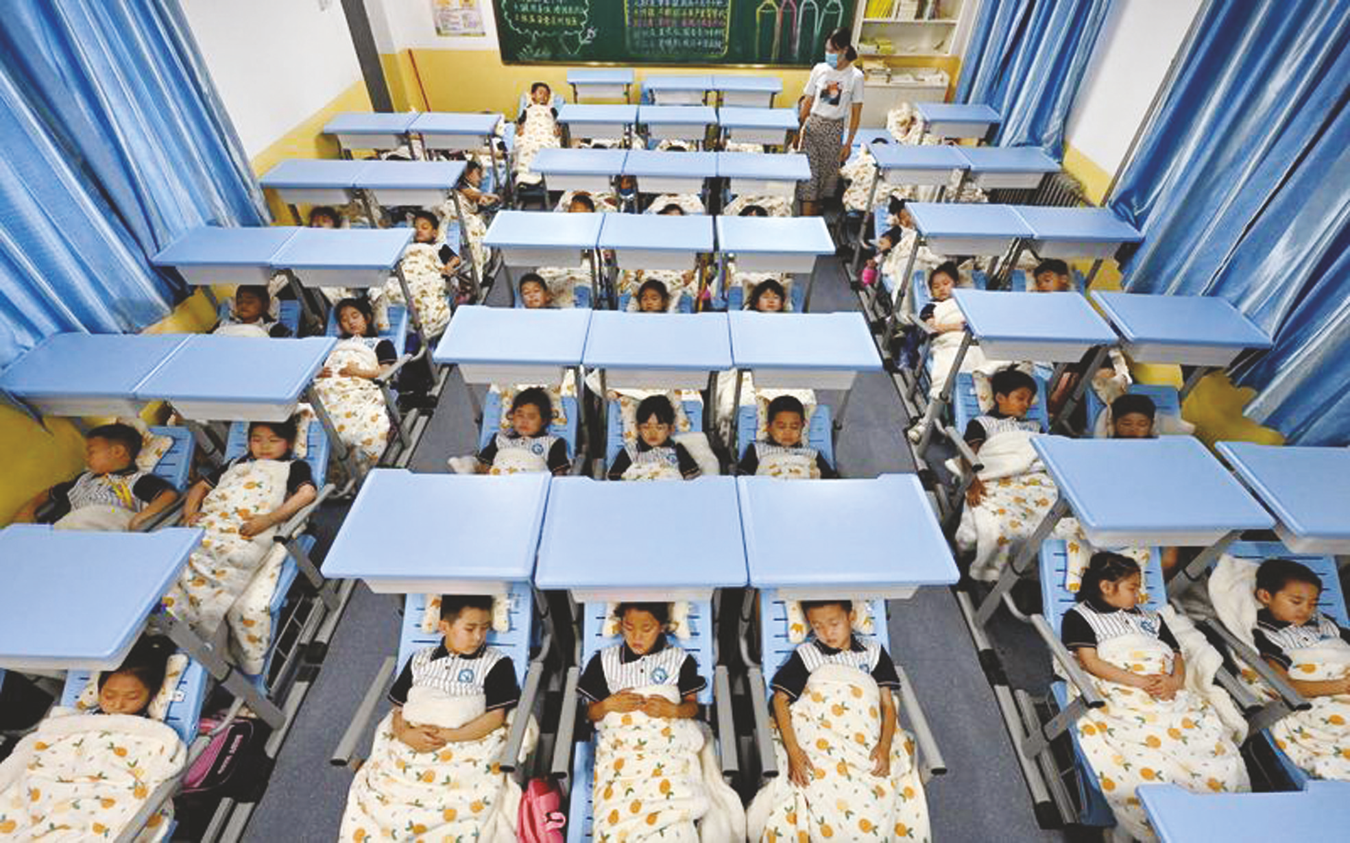 &nbsp;&nbsp;&nbsp;&nbsp;▲河北省邯郸市一所学校的学生们在"午休床"