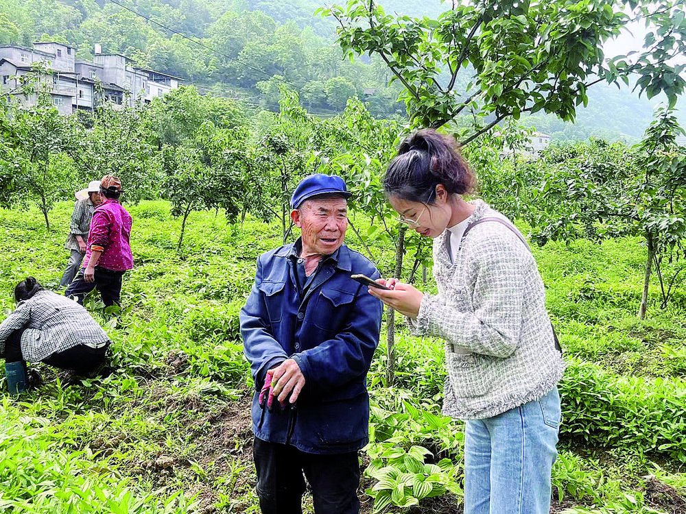 彭水县润溪乡白果坪村群众代表深入田间宣传议事协商