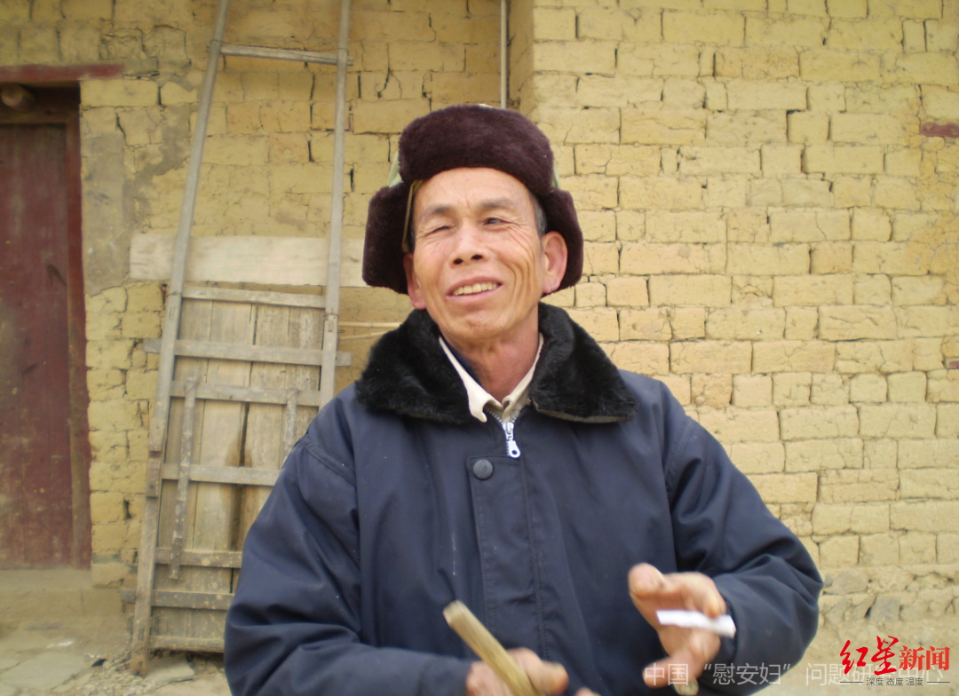▲2008年春节的罗善学，老人平时喜欢抽烟。图据中国“慰安妇”问题研究中心