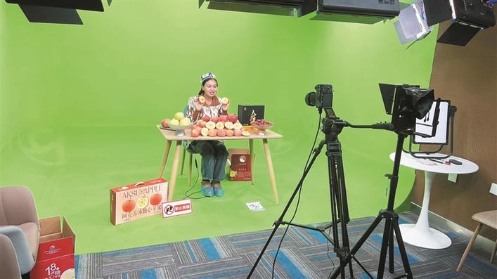 12月4日,在一师五团电商直播基地,一名主播正在推介当地生产的苹果.