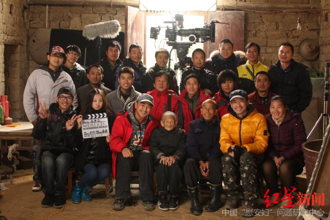 ▲拍摄《三十二》纪录片时工作人员与韦绍兰母子的合影