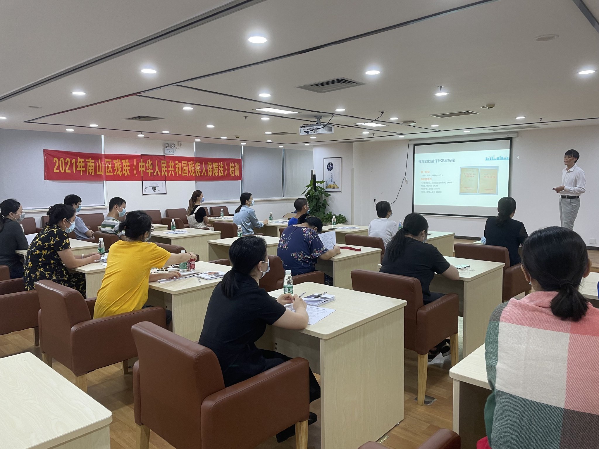 深圳十大最美助残者|辛钧辉:投身公益法律服务的残障律师|法律_新浪