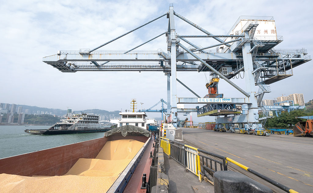 重庆万州港沱口集装箱码头一片繁忙景象|重庆市_新浪财经_新浪网