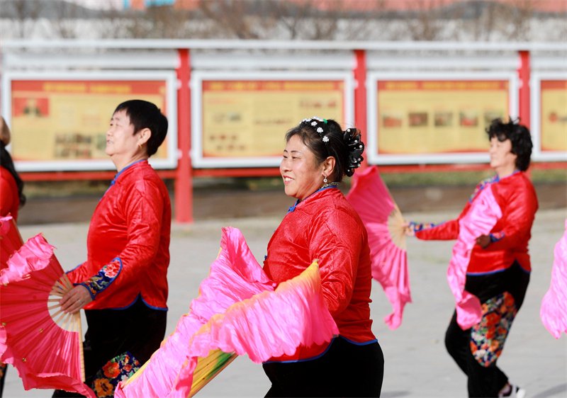12月6日,肥乡区田寨村村民在文化广场上跳广场舞.新华社记者 王晓 摄