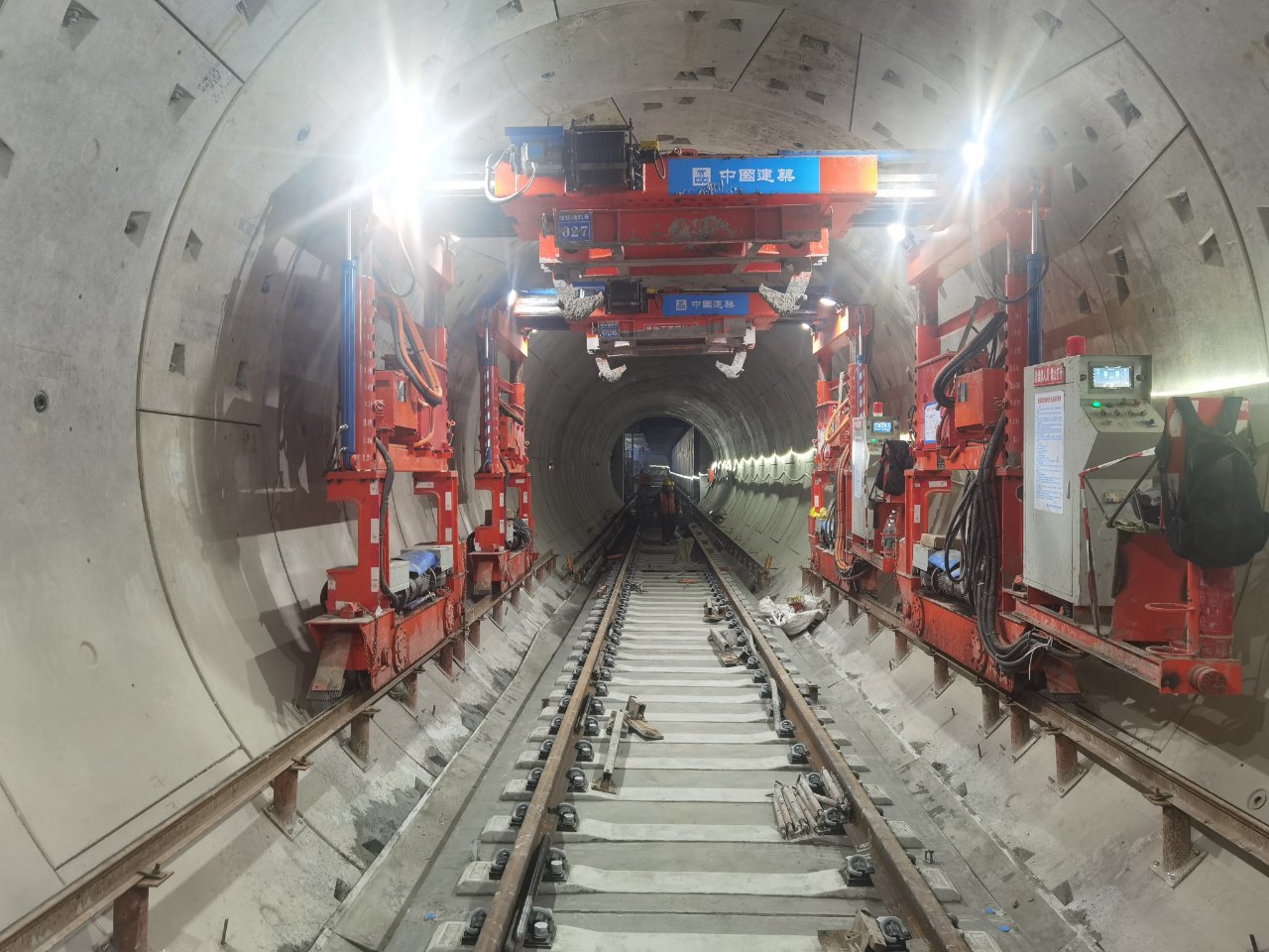 工程车进行铺轨.成都轨道集团供图