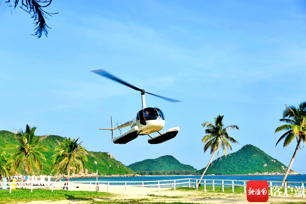 游客在南湾猴岛生态旅游区体验直升机观光.南湾猴岛生态旅游区供图