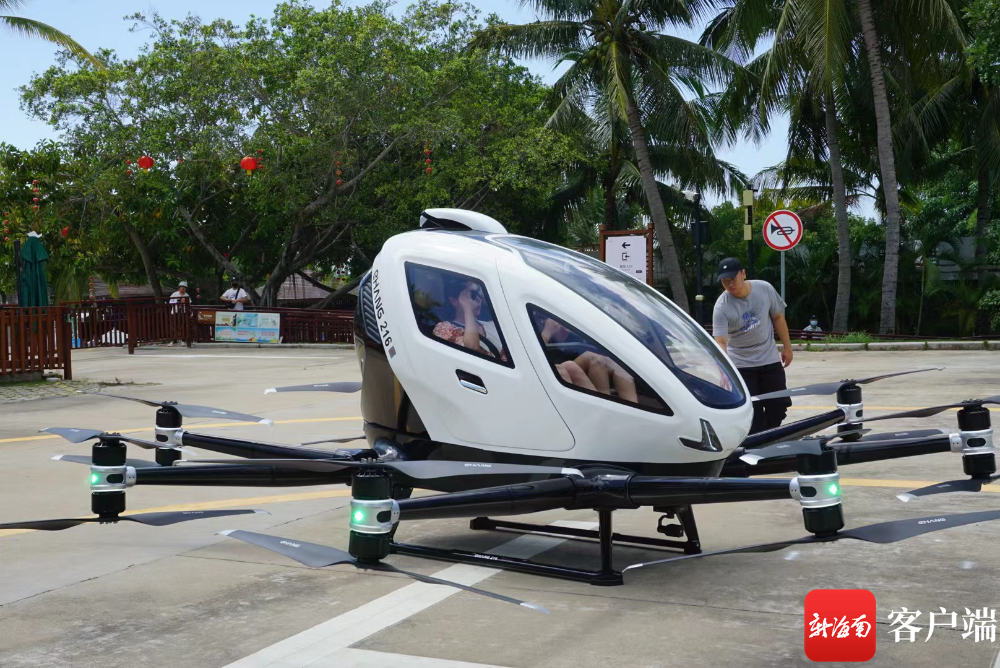 游客在三亚体验直升机观光.受访者供图