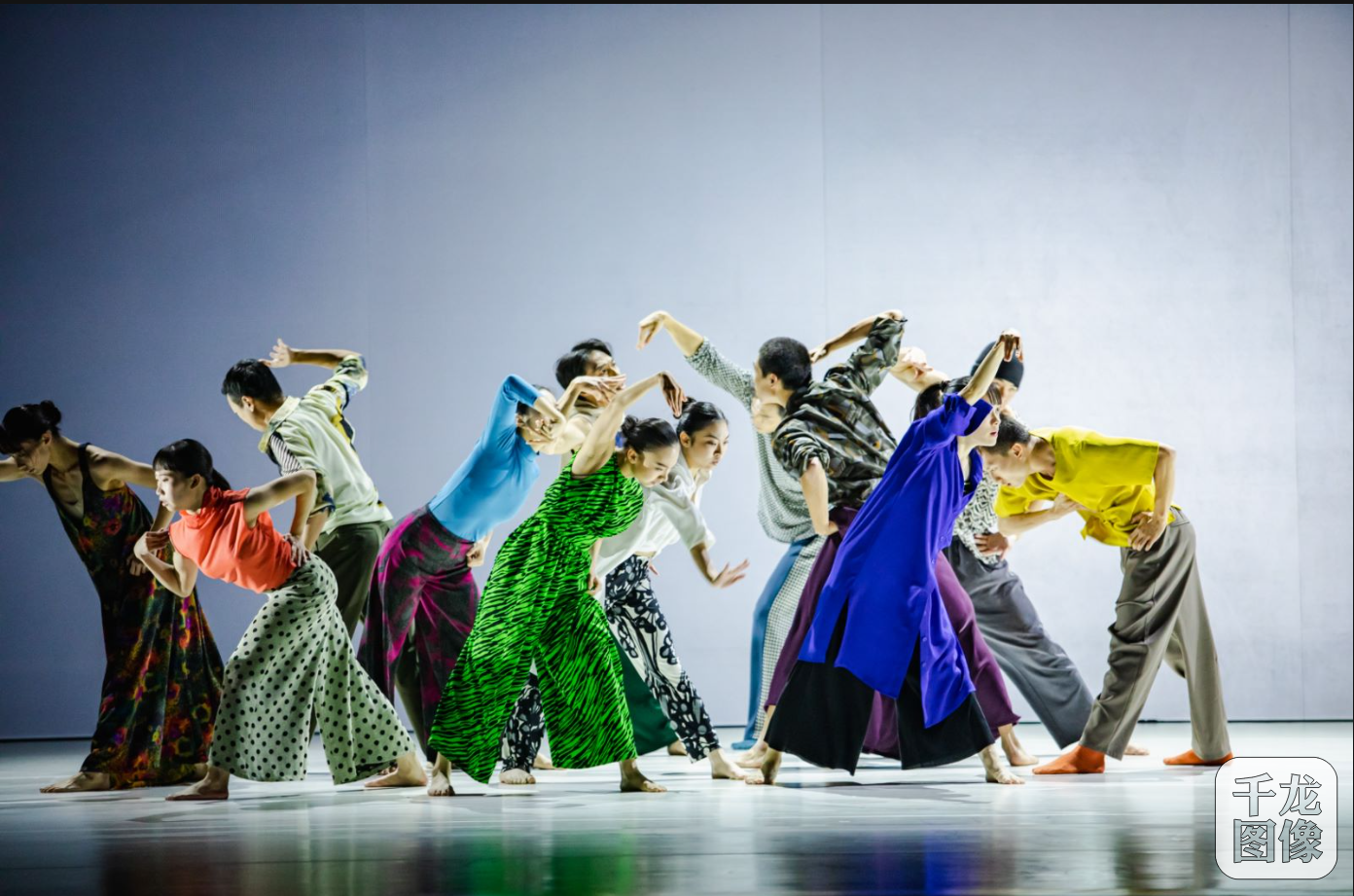 云门舞集时隔四年登台 郑宗龙作品《霞》温暖全场|云门舞集_新浪财经