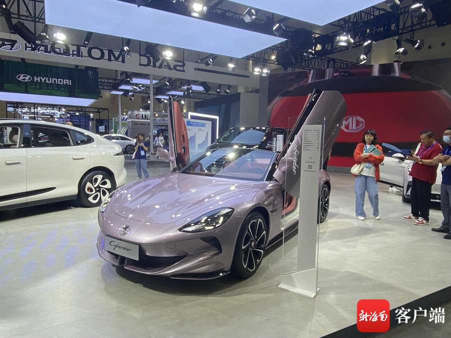 名爵双门敞篷纯电概念跑车cyberster. 记者 王子遥 摄