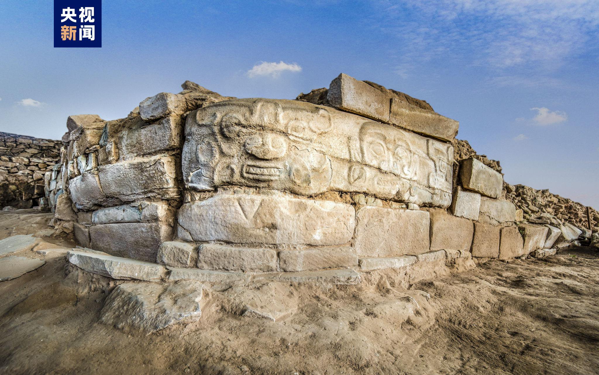 在石峁遗址皇城台发现的转角浮雕,为石峁皇城台大台基石雕的年代,建筑