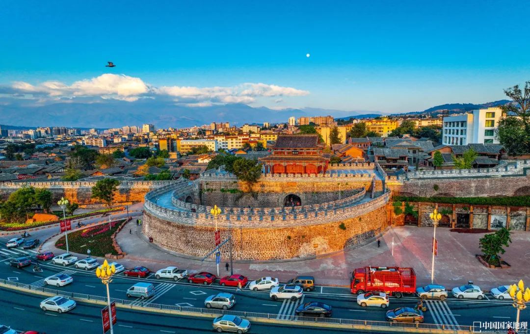 西昌古城安定门一景,日月同辉,碧空澄澈.摄影/胡小平