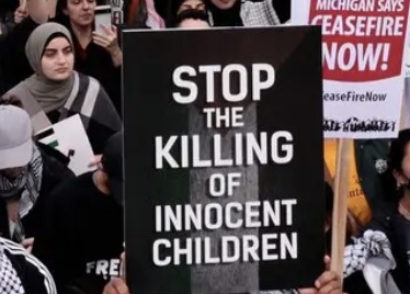 ▲在底特律，人们举着“停止杀害无辜孩童”的标牌游行