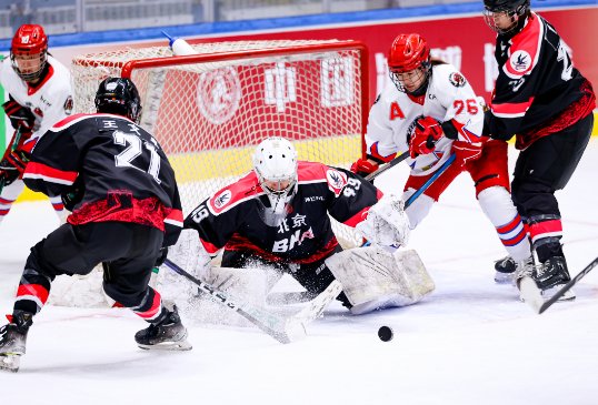 The first day of the Chinese Women's Ice Hockey Professional League Harbin Station Shenzhen Kunlun Hongxing strong start