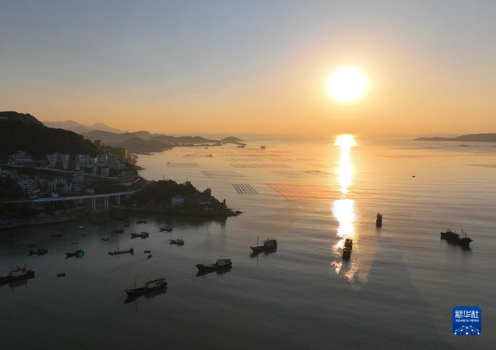12月7日在霞浦县三沙镇东壁村拍摄的日出景观(无人机照片).
