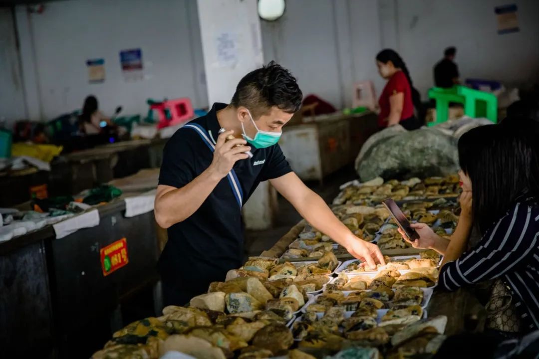 直播&ldquo;赌石&rdquo;商家会用价格较低的原石冒充&nbsp;&nbsp;/&nbsp;南风窗摄影记者&nbsp;郭嘉亮摄